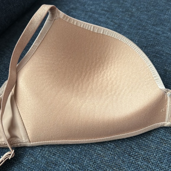 Victoria’s Secret Wireless Bra. Beige Color. 36C - Picture 4 of 8